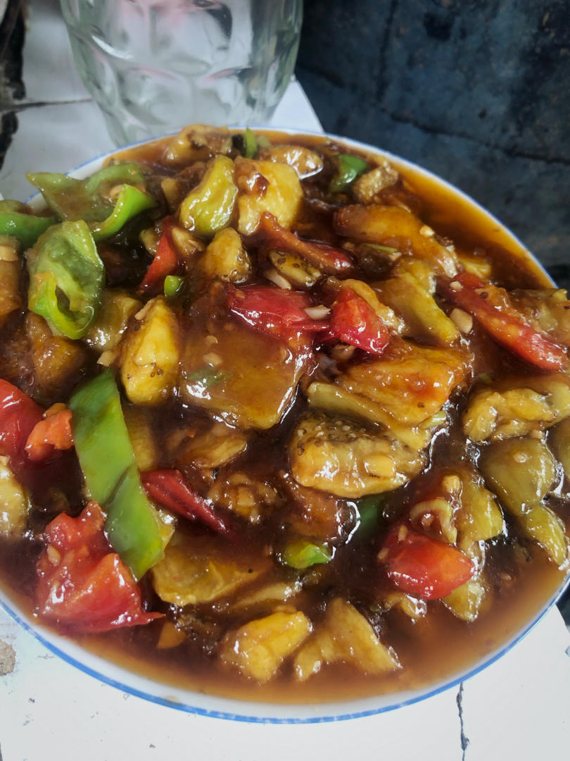 小鱼静仔仔做的家常烧茄子比较简单