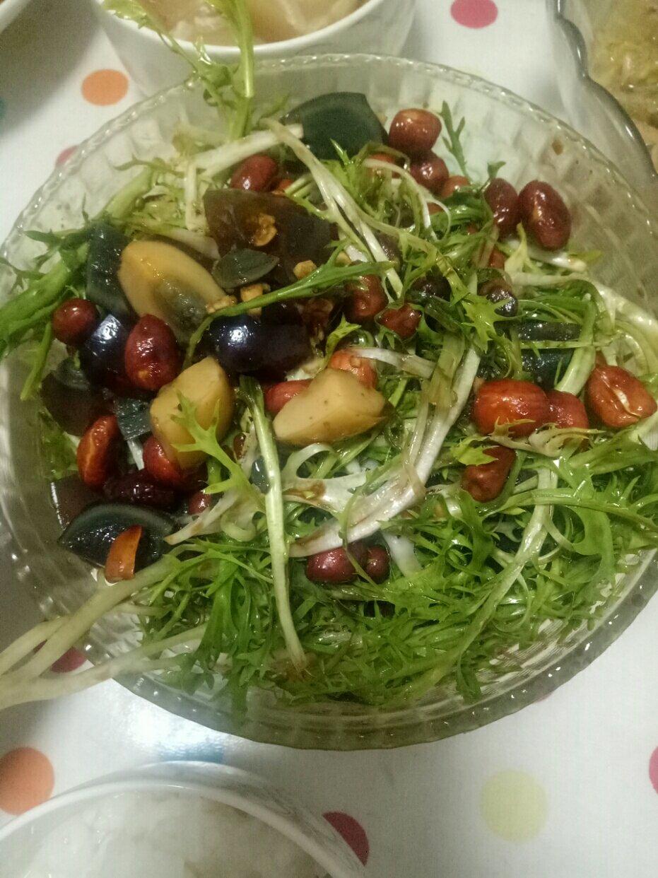 天使小马做的东北凉菜_苦菊皮蛋花生米