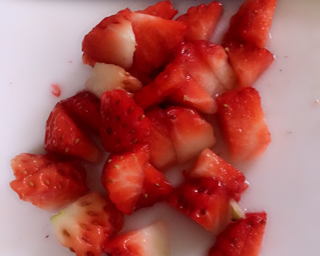 草莓奥利奥盆栽的做法 步骤1