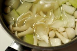 海鲜菇冬瓜薏米汤的做法 步骤6