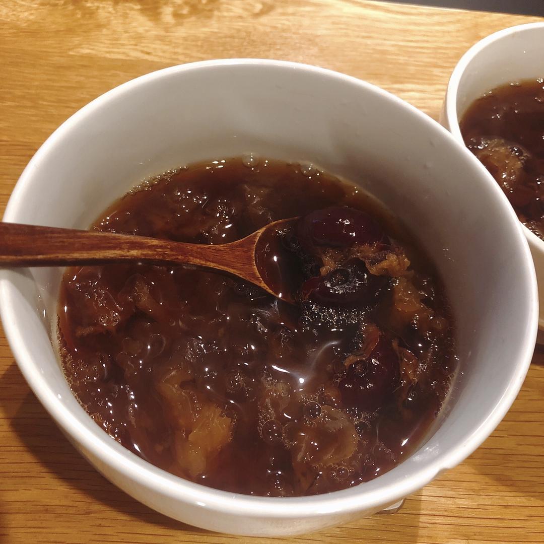 冰糖银耳红枣汤