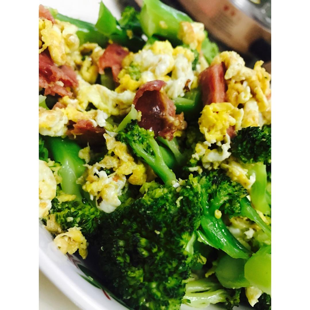 {☀快手晚餐☀}火腿肠滑蛋西兰花