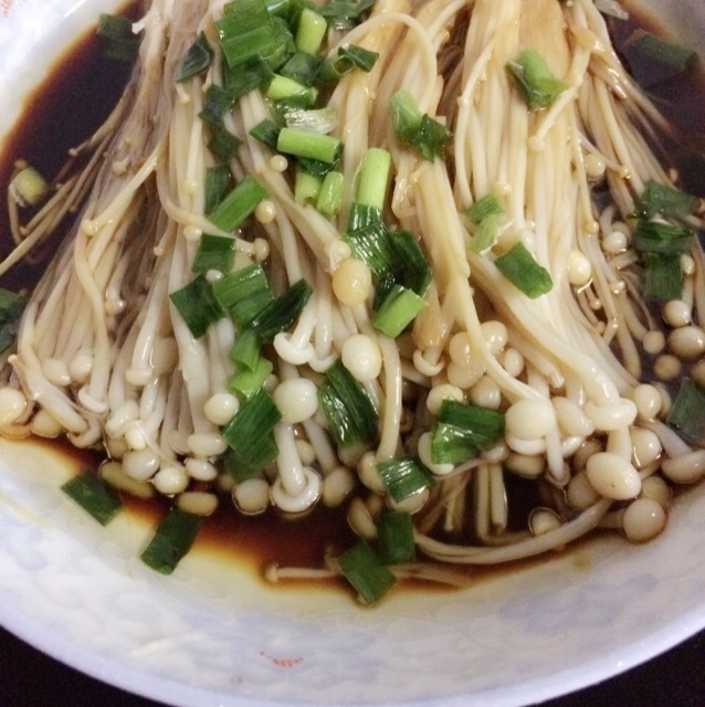 葱油金针菇——10分钟快手菜，你绝对不能错过的美味~