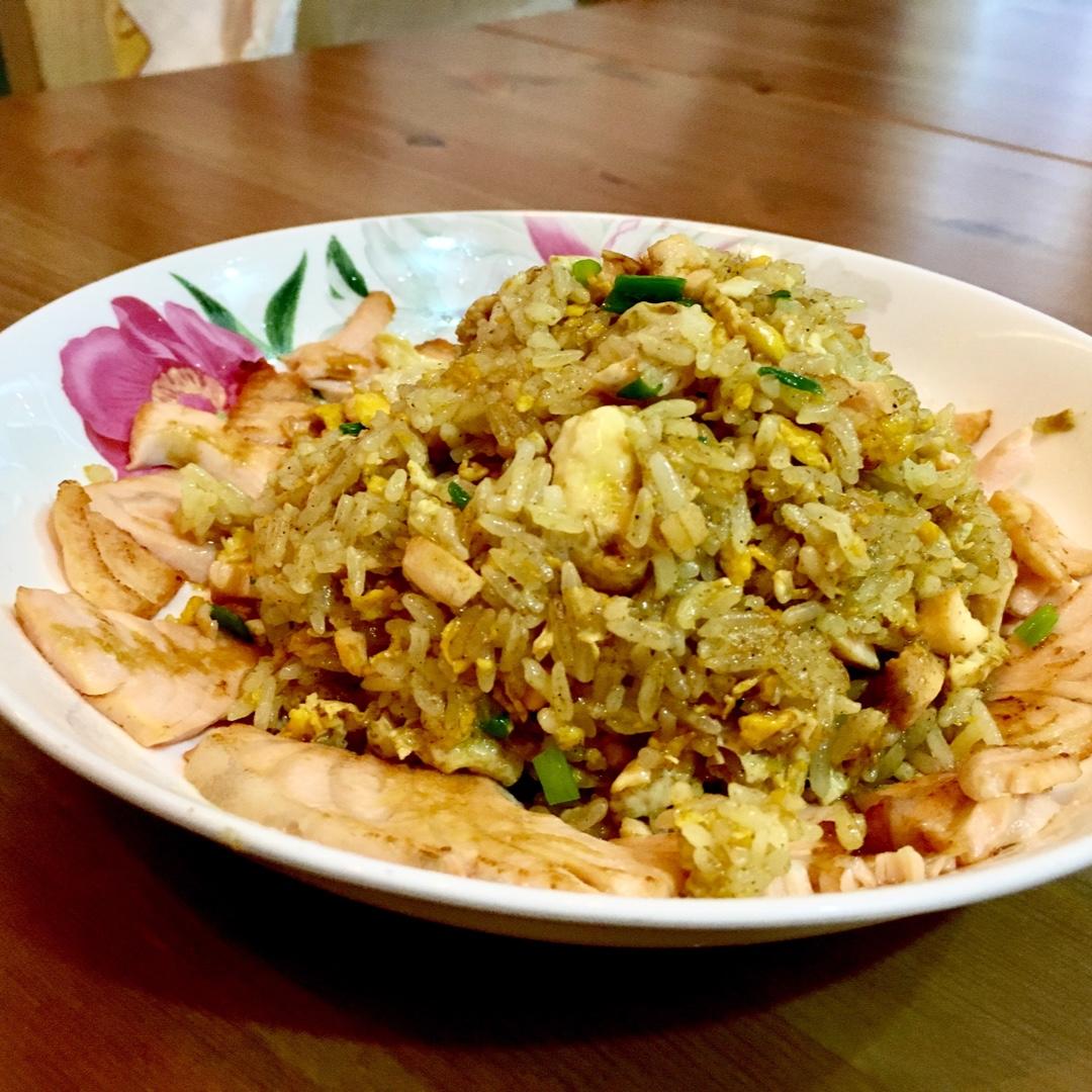 咖喱三文鱼蛋炒饭