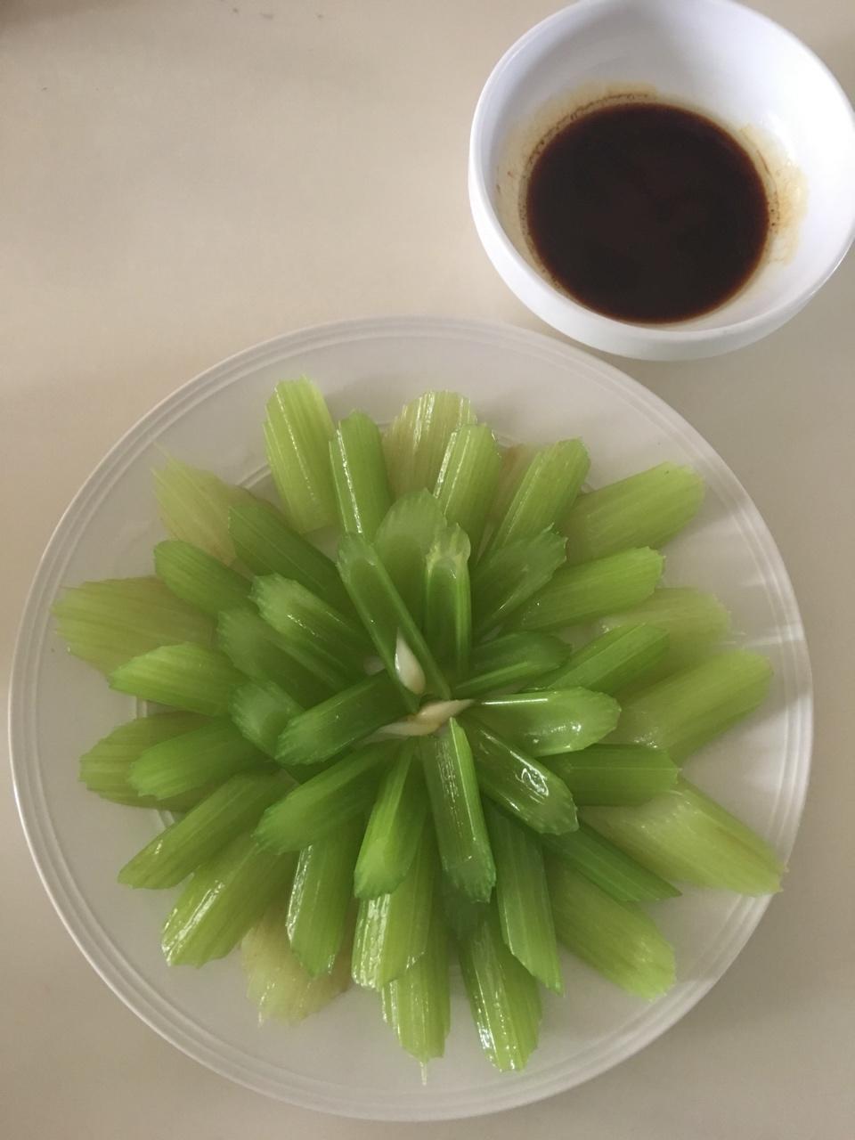 雨露212做的西芹的挑选与切法