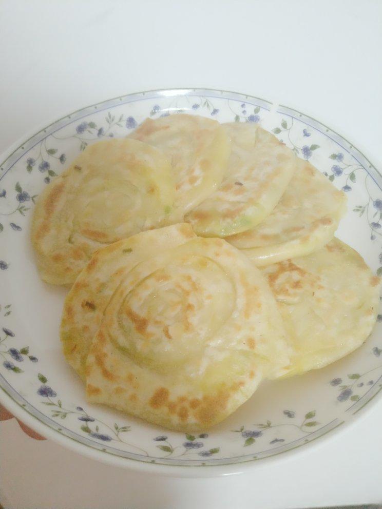 剩下的馄饨皮不要扔掉哦，可以做简易葱油饼，简单又好吃