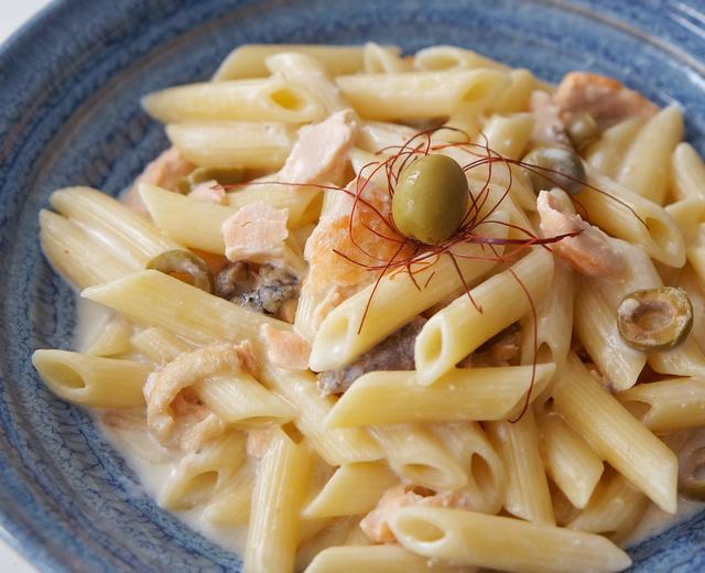 白汁青橄榄三文鱼意粉的做法