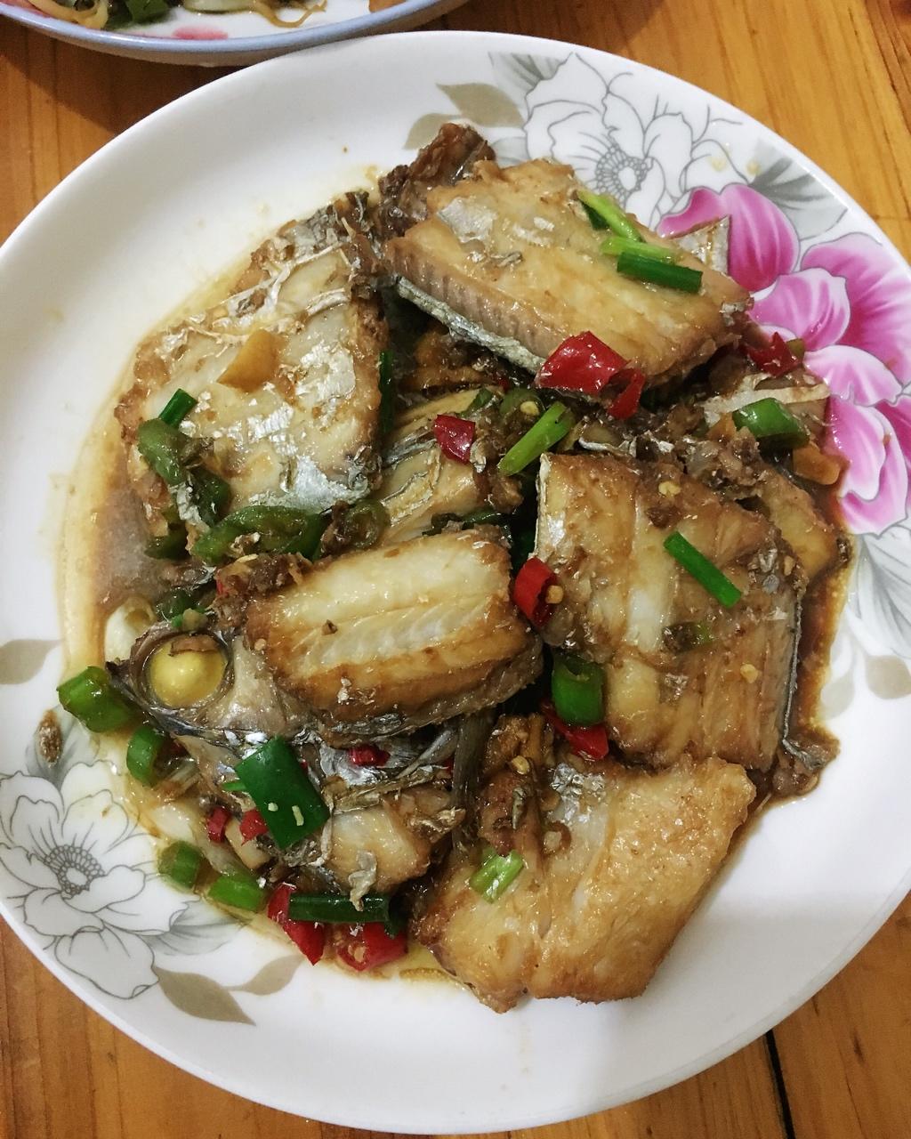 家常小厨手yy做的红烧带鱼