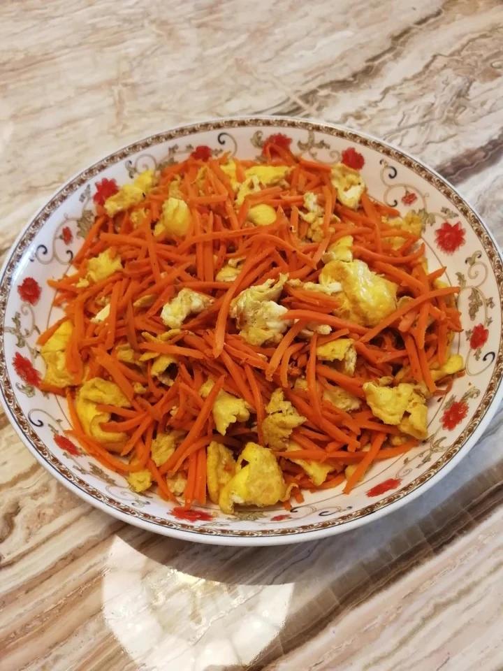 孩子都爱吃的胡萝卜丝炒鸡蛋