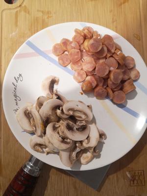 超简单的奶油蘑菇南瓜意面的做法 步骤3