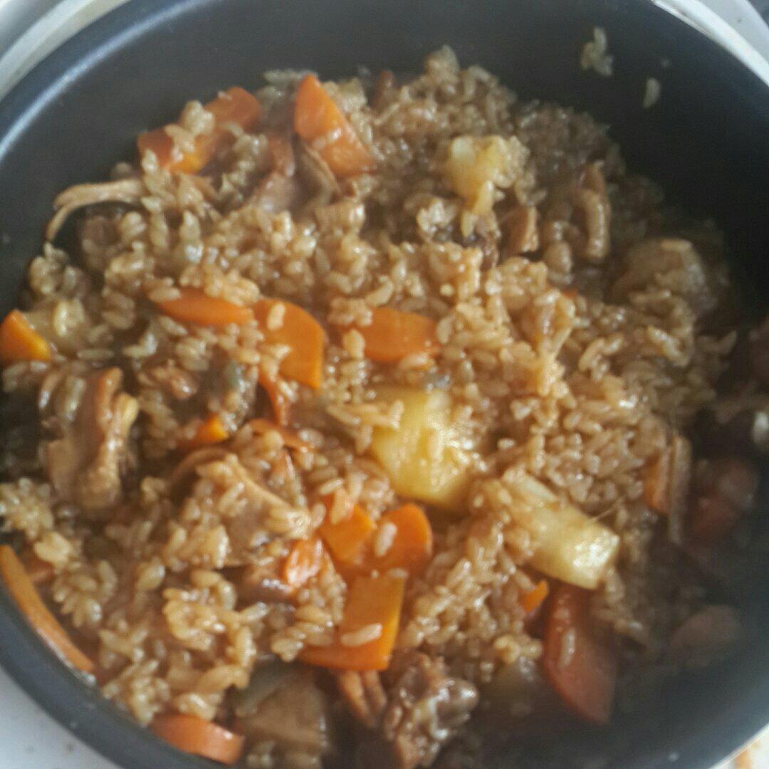 【香菇鸡肉焖饭】