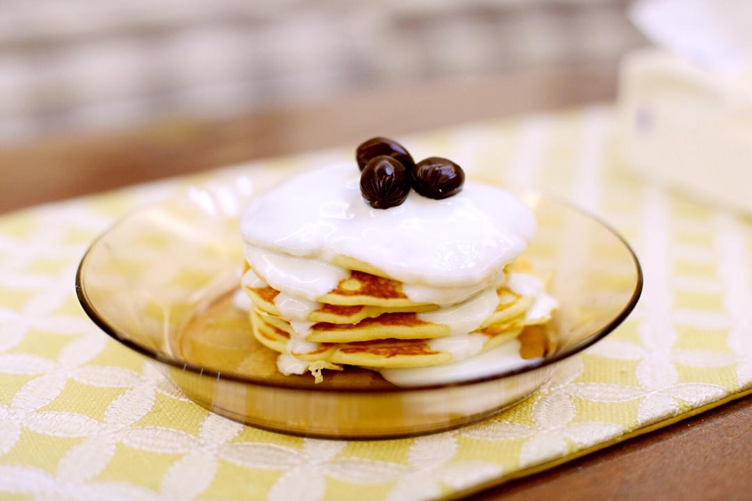 【酸奶松饼yogurt pancake】，搭上黑莓果酱和枫糖的美味。