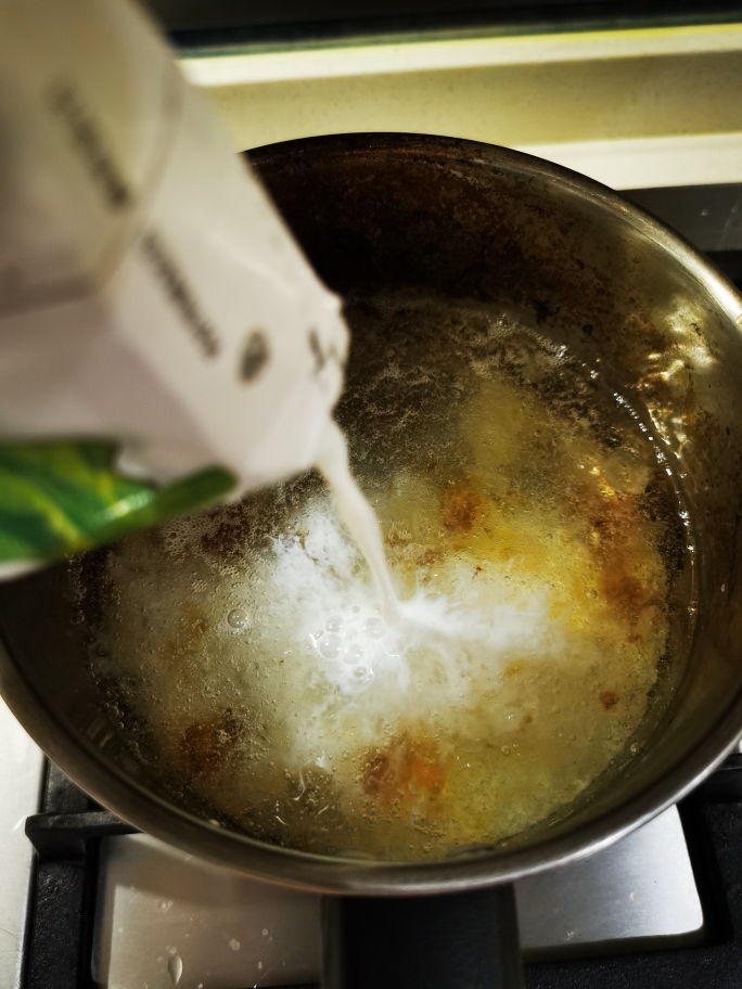 雪燕桃胶皂角米炖牛奶的做法 步骤6