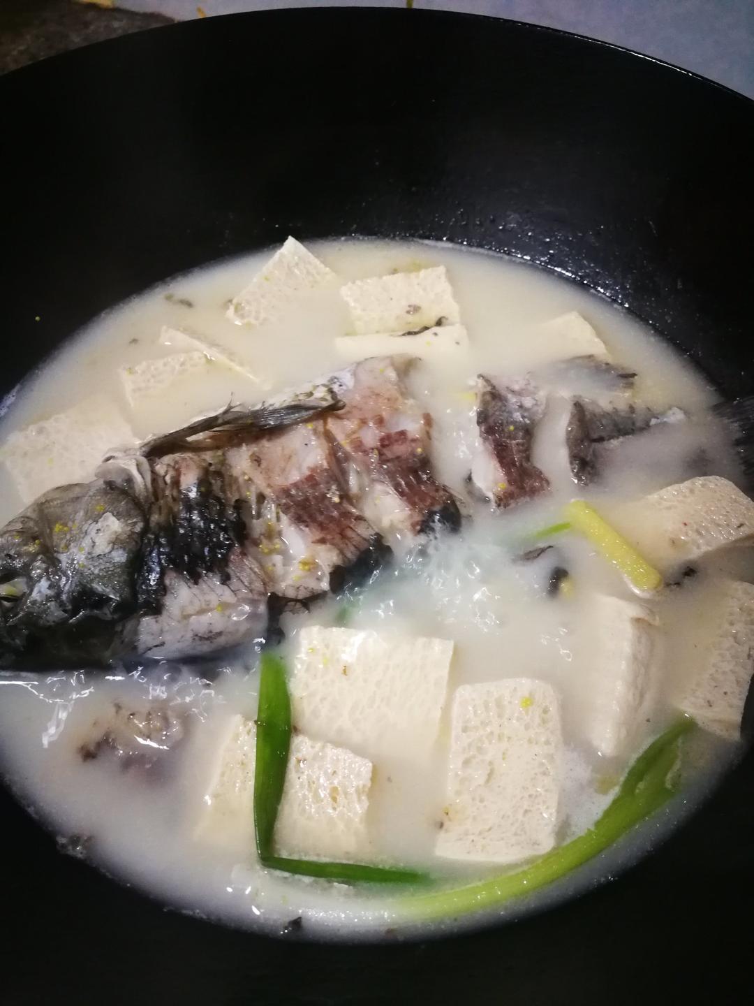 鲫鱼豆腐汤