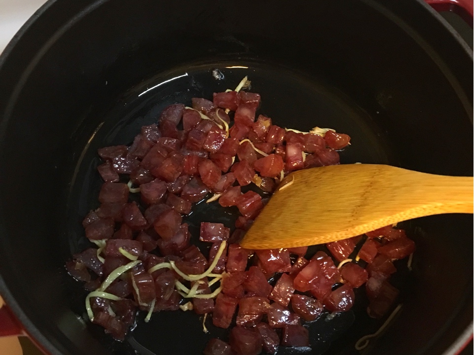 铸铁锅版土豆香肠焖饭的做法 步骤3
