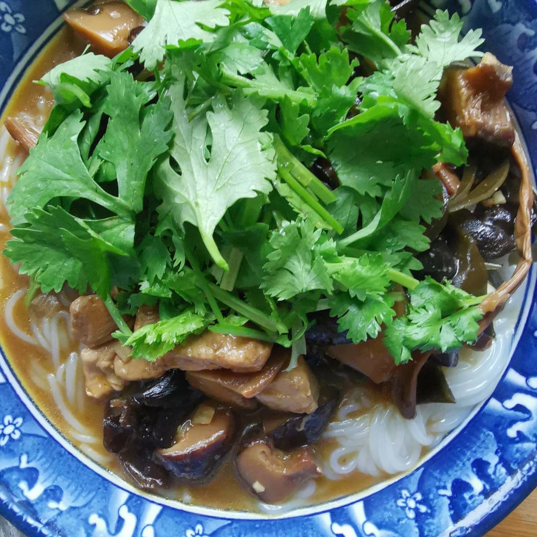 香菇鸡丁米线