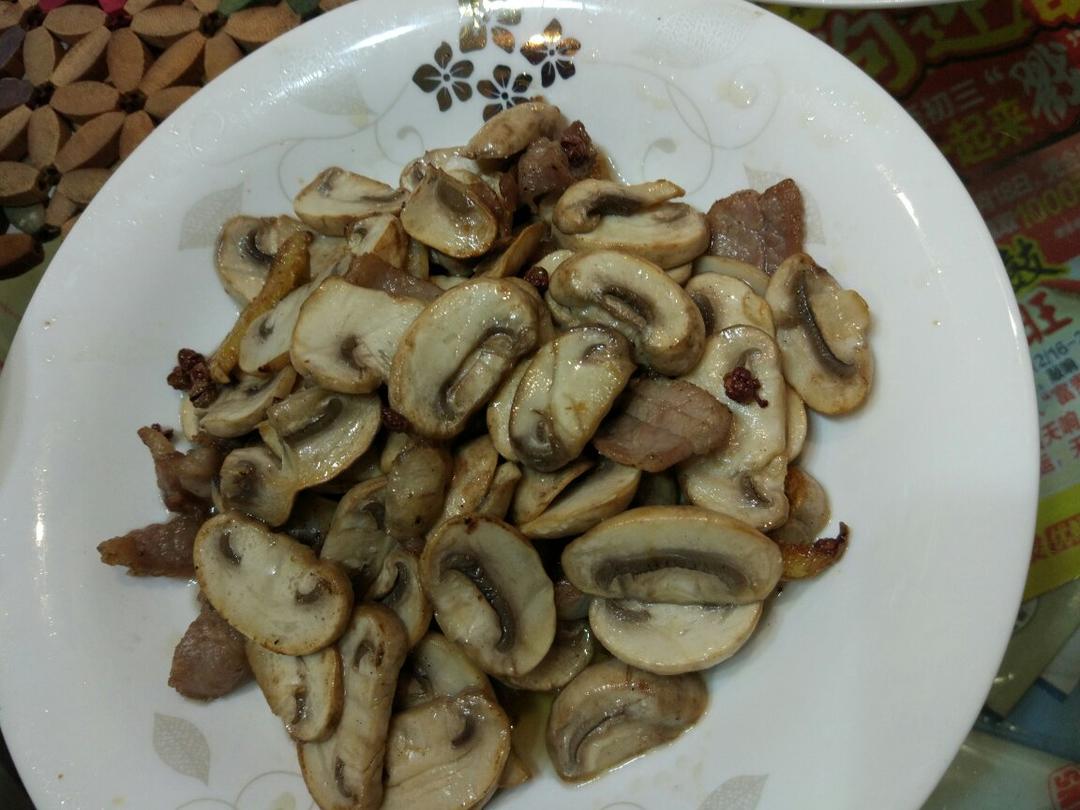 黄油煎蘑菇