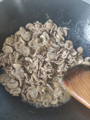 本帮葱油草菇炒肉丝的做法 步骤8