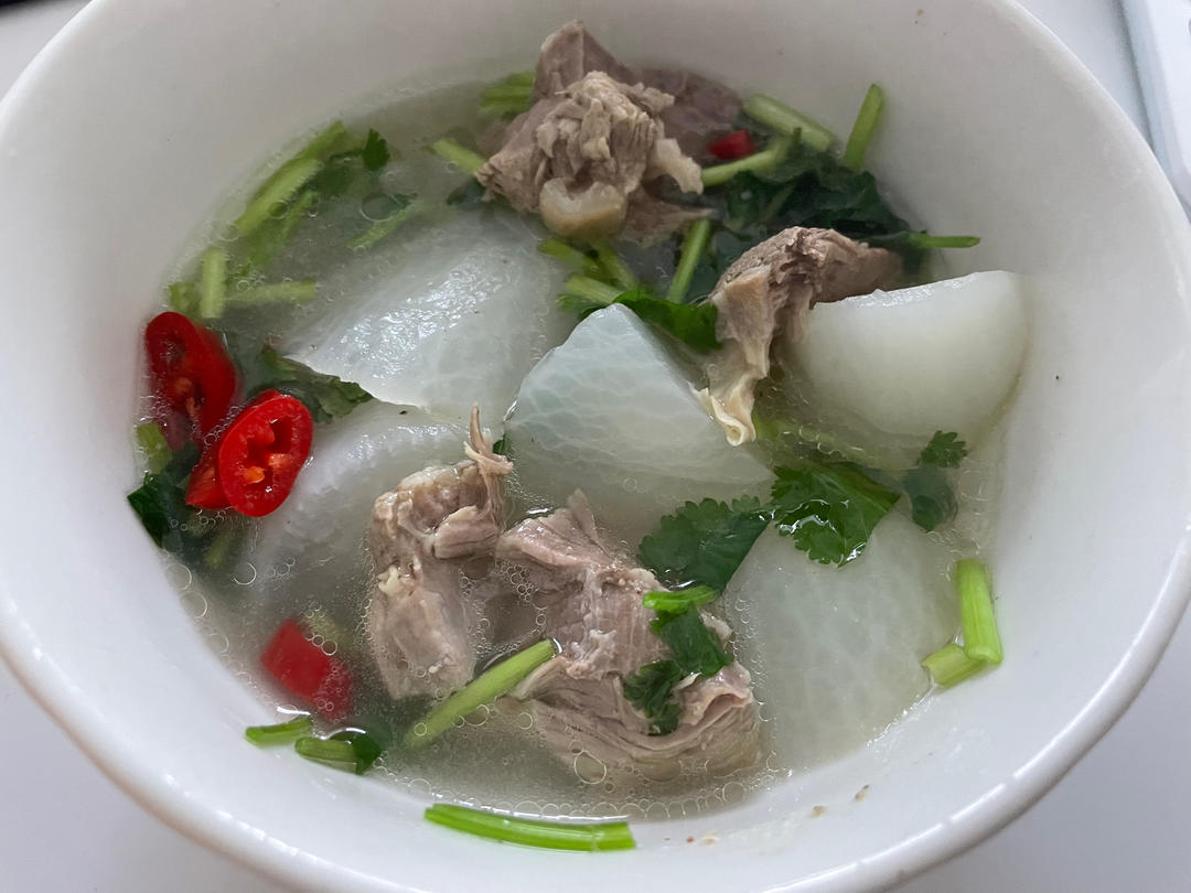 厨师长教你：“羊肉汤”的家常做法，天气冷了喝一口全身都暖暖的