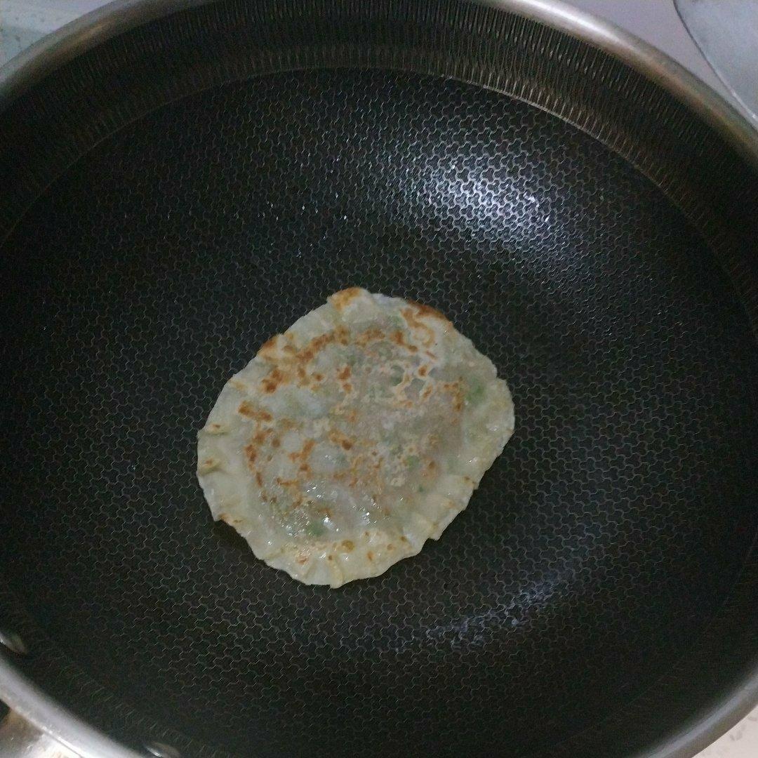 多余的饺子皮做煎饼
