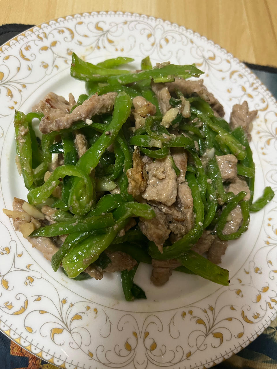 经典的家常菜，青椒炒肉丝，简单的食材也能做出如此美味