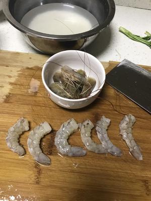 砂锅鲜虾粥的做法 步骤2