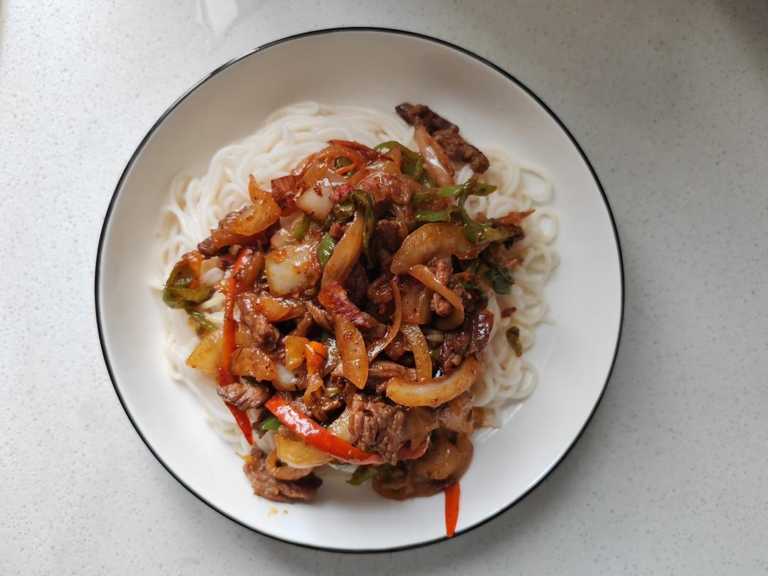 孜然洋葱牛肉盖浇面