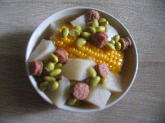 玉米腊肠萝卜毛豆汤的做法