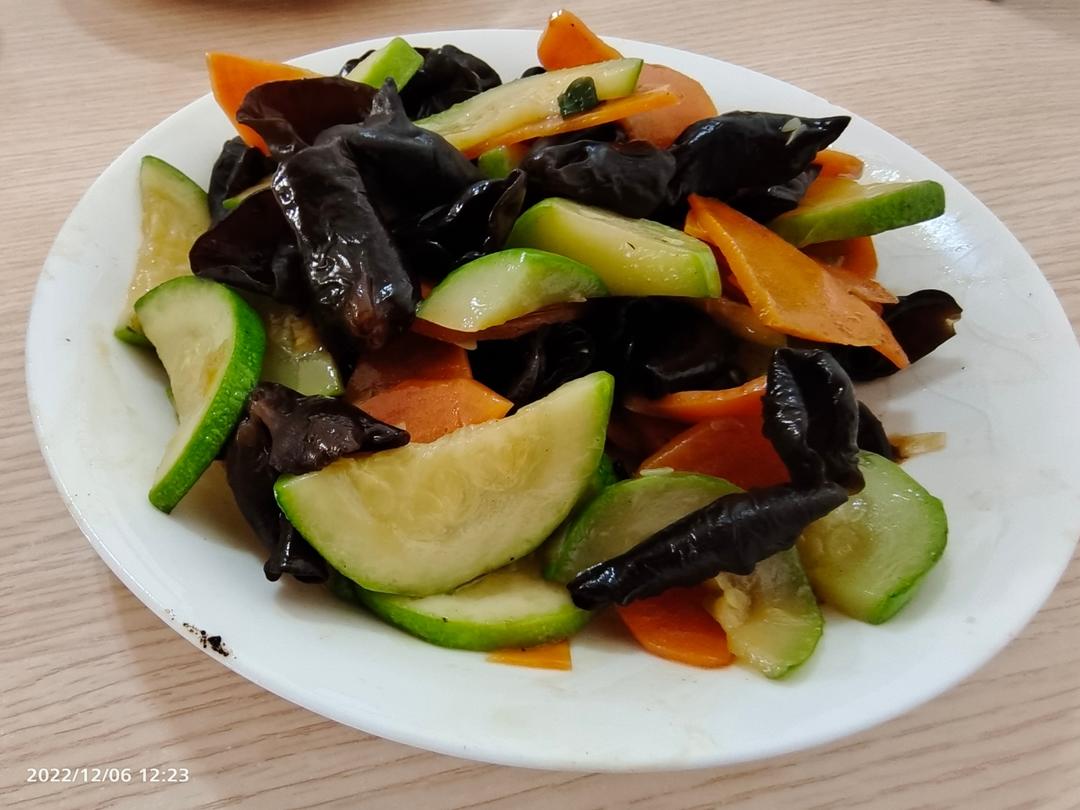 木耳炒西葫芦胡萝卜