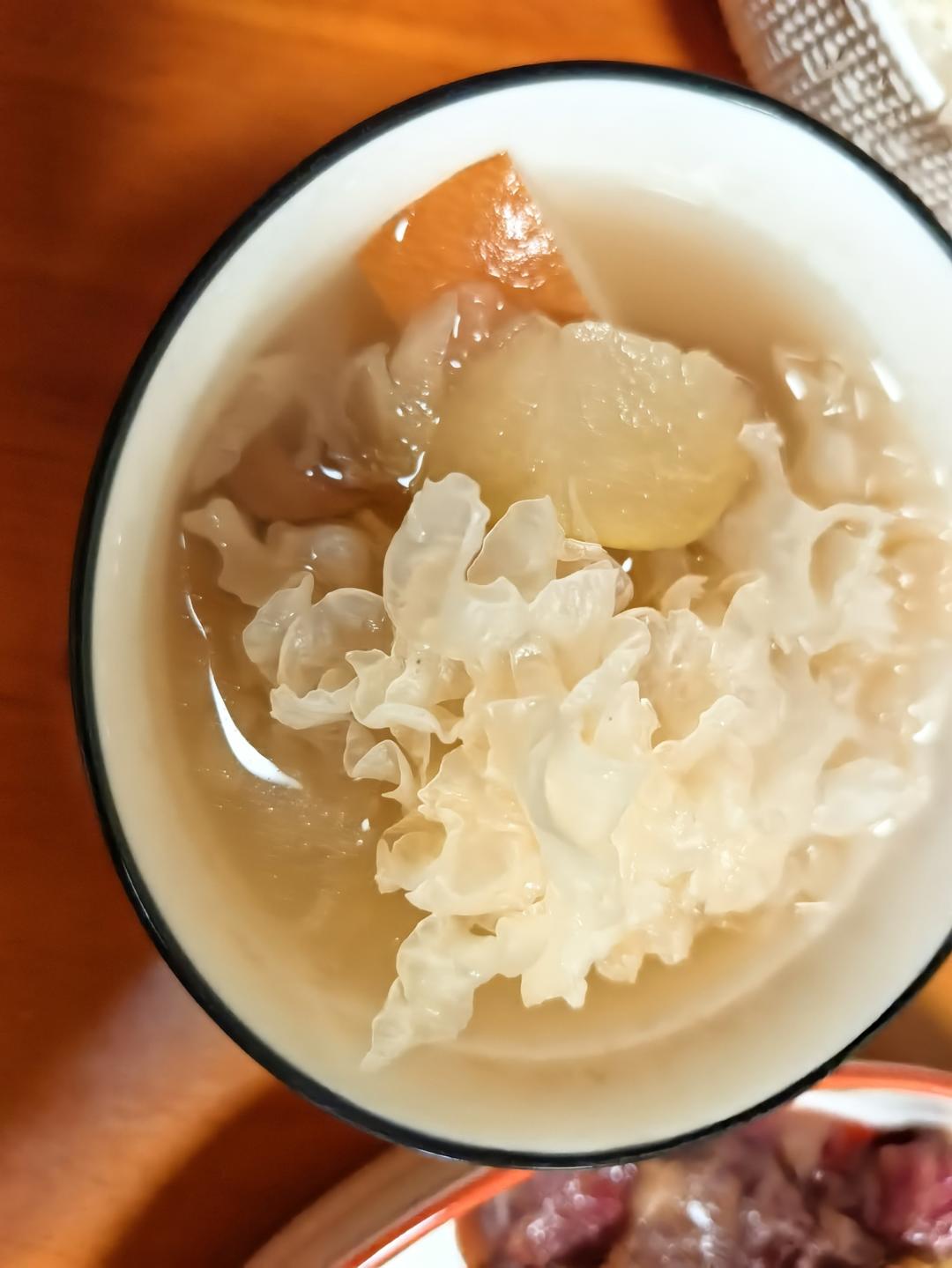 秋季白露美容季:一碗青苹果雪梨银耳汤滋阴养颜养肺气