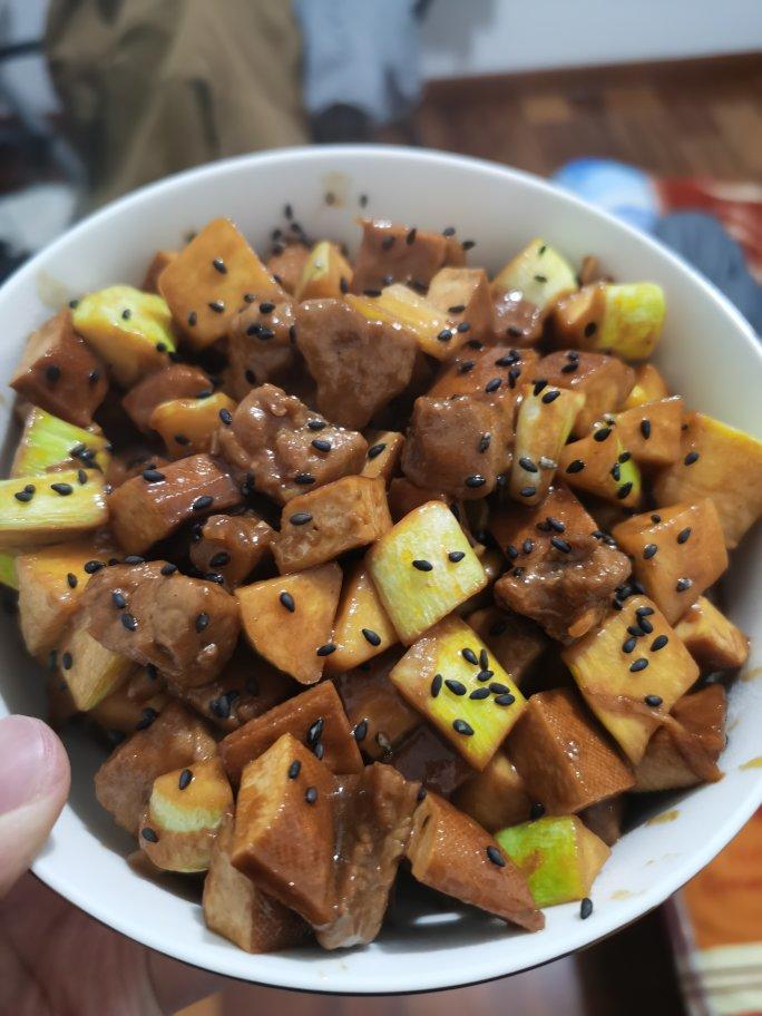 小炒酱三丁——简单又下饭（茭白和肉丁、鸡蛋干丁）