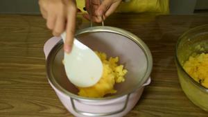 《糯米团子的厨房日记》奶黄流心月饼的做法 步骤17