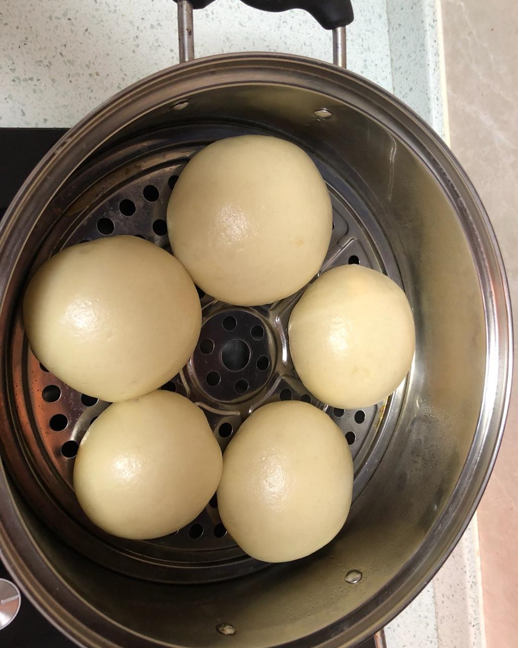 云朵般松软爆浆蜜汁叉烧包