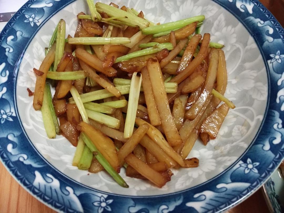 土豆炒芹菜