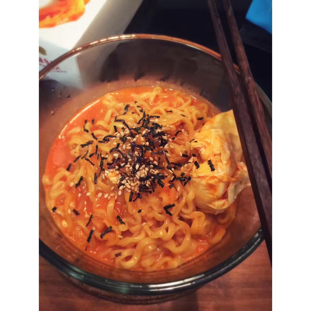 王小虎呦做的韩国超辣三养火鸡拌面(怎样做不辣又好吃!