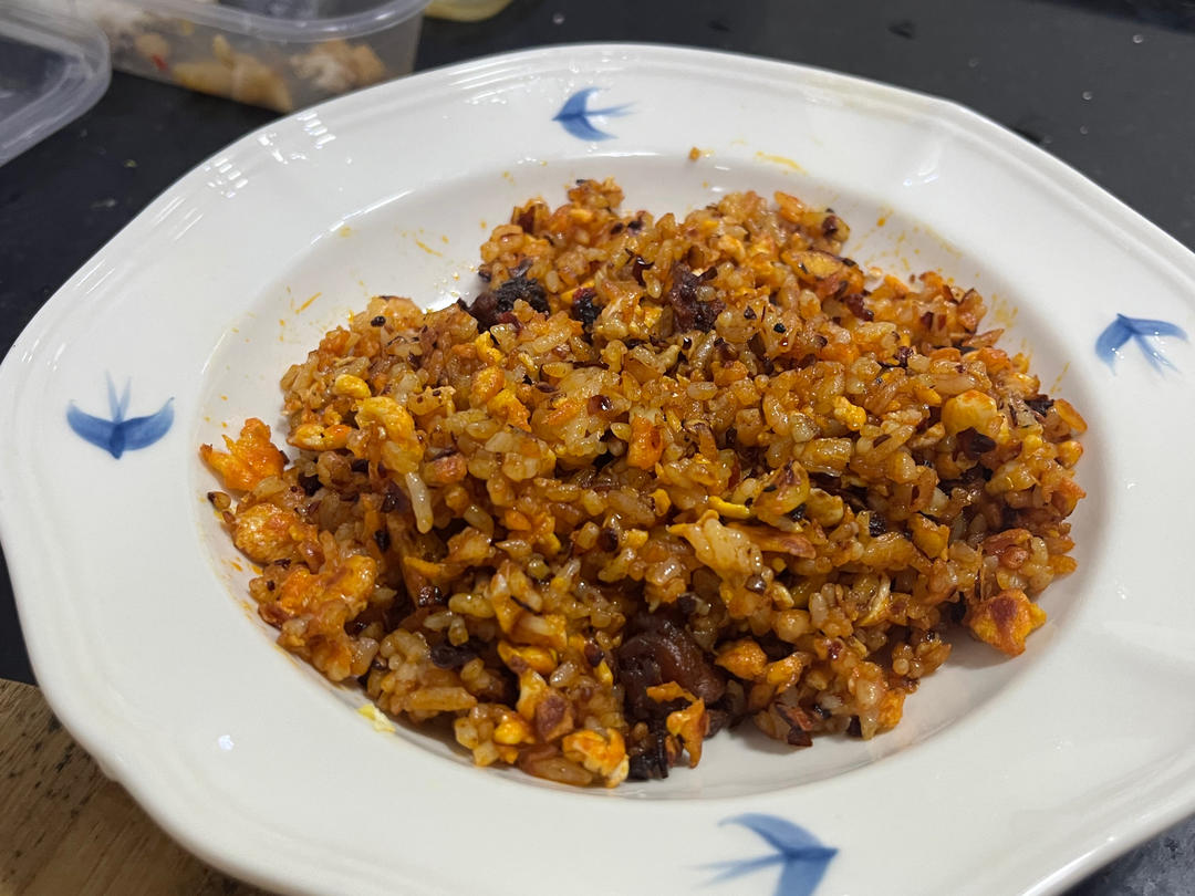 蛋炒饭不要只放鸡蛋了，加点老干妈，生抽耗油都不需要了，香喷喷