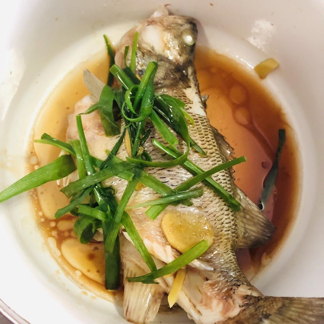 清蒸鲈鱼（简易万能蒸鱼法）