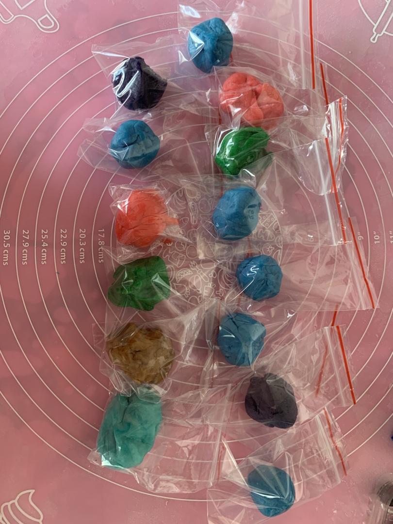 彩泥能吃肯定不好吃