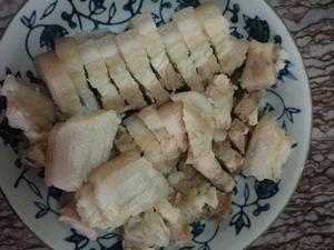 白切五花肉蘸姜葱酱的做法 步骤2