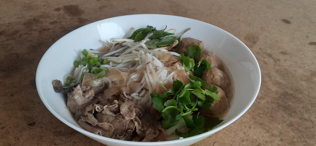 必须强调步骤是正宗的的越南牛丸牛肉河粉pho