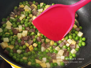 春日鲜味小炒｜笋丁香肠炒豌豆的做法 步骤9