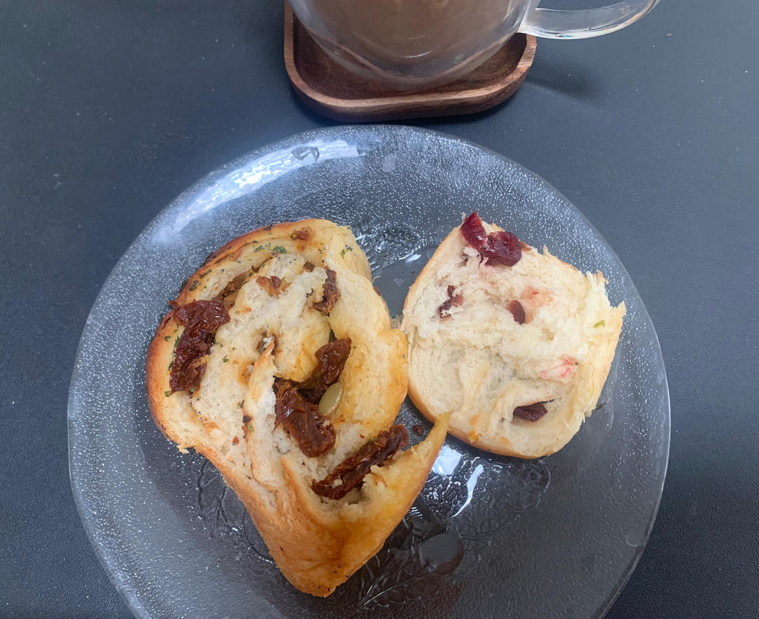 木乃伊手撕蔓越莓面包、手撕意式香草蕃茄干面包（ Mummy cranberries bread, mummy Italian focaccia bread )