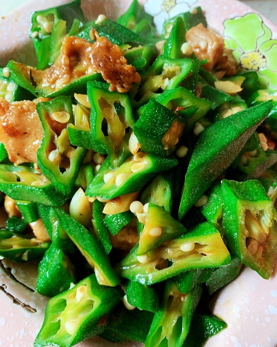 超级下饭的秋葵小炒肉