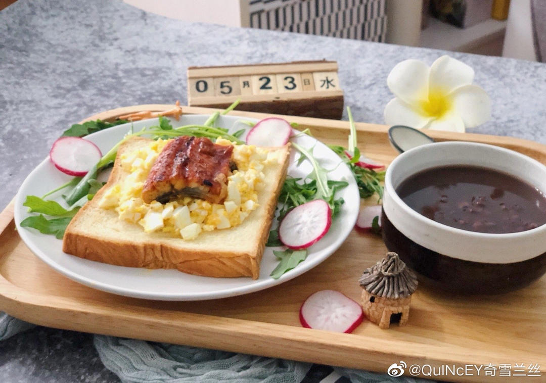 鳗鱼葱香蛋酱三明治