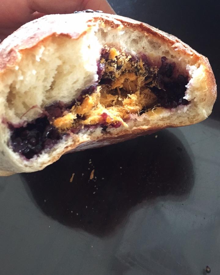 紫薯肉松馅麻糬软欧，麻薯软欧