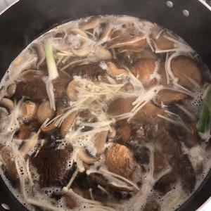 蘑菇（鲍鱼菇）竹荪排骨汤-简单易学的做法 步骤6