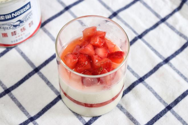 烘焙-一个配方做两款甜品 草莓炼奶慕斯and草莓炼乳奶冻的做法