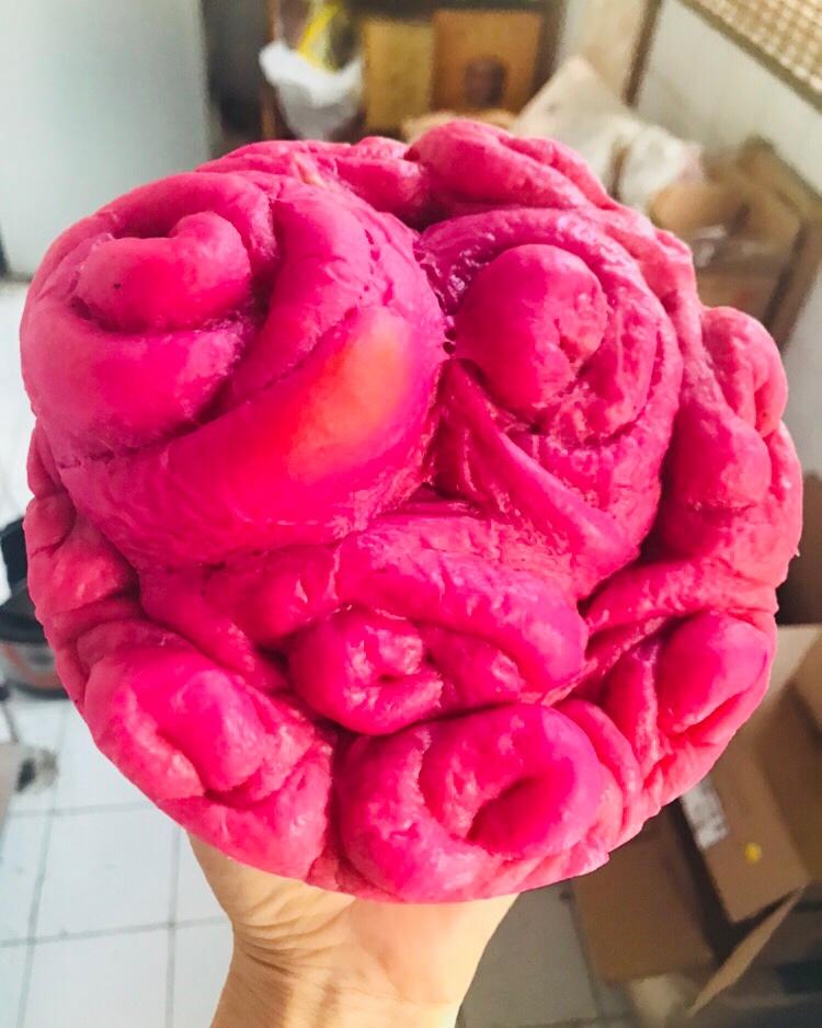 彤麻麻的美食屋做的火龙果玫瑰面包