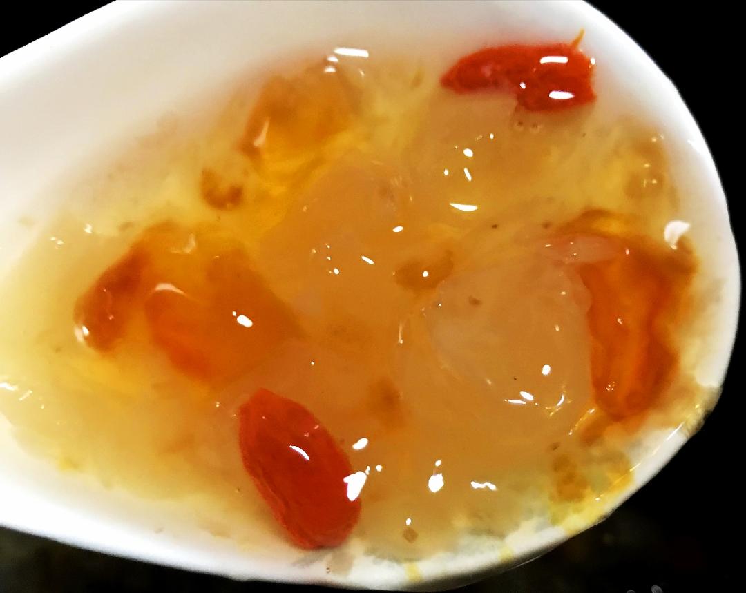 银耳桃胶美容羹的做法