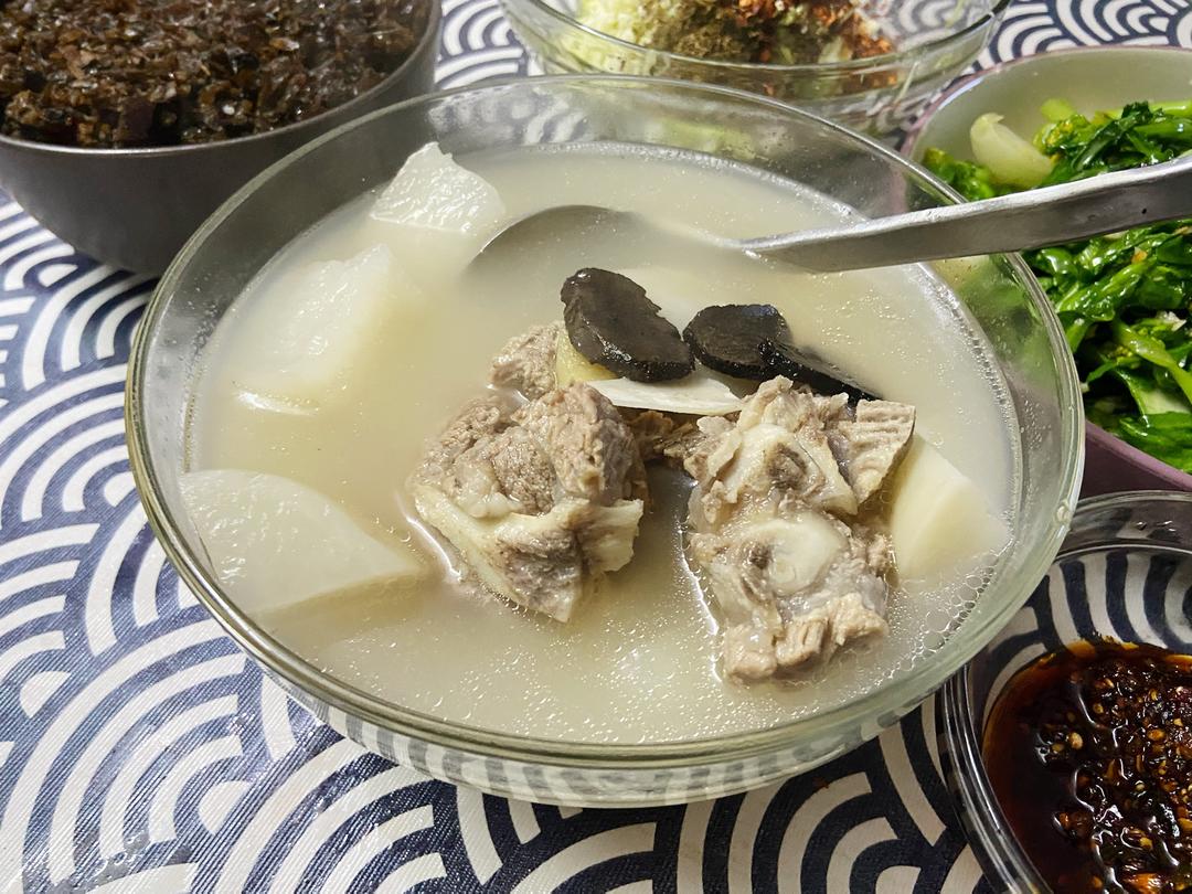 黑松露白萝卜炖排骨汤的做法